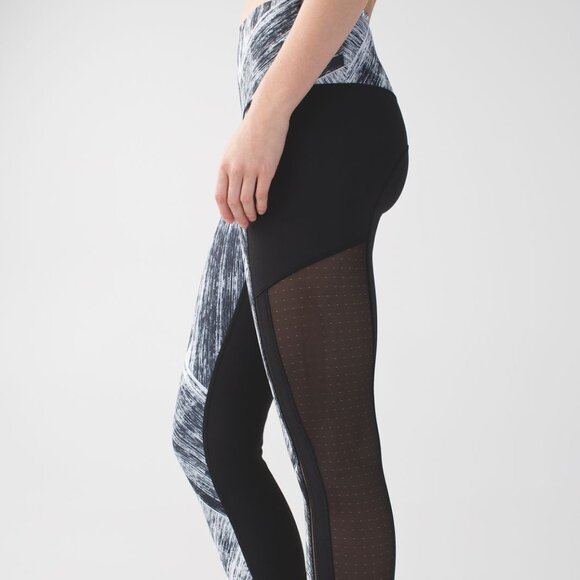 Like new! Lululemon Hot to Street Crop black & white leggings / tights / capris - Picture 10 of 10